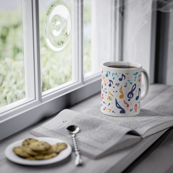 Tasse bunte Musiknoten